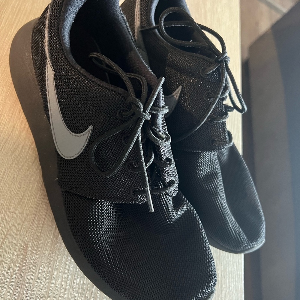 Black Nike Roshes